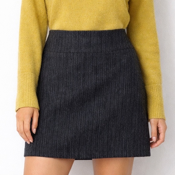 Banana Republic Dresses & Skirts - Banana Republic Dark Gray Ribbed Mini Skirt Size 2